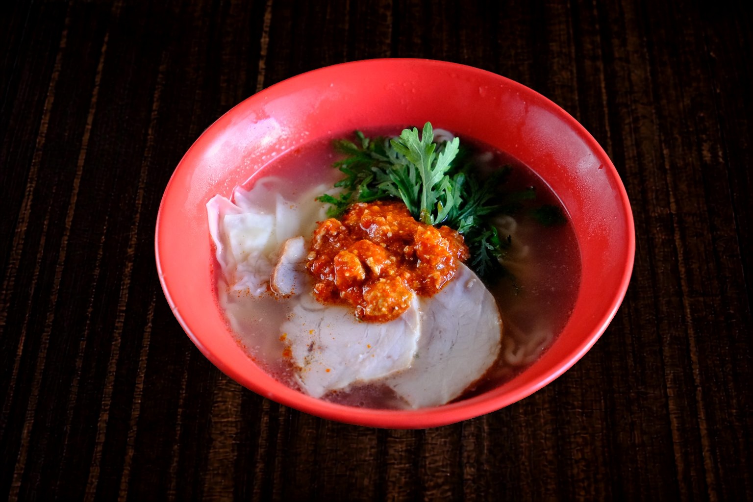 赤丸辣味鹽味拉麵 — 清澈鹽味湯底配上鮮辣醬汁，香氣與醇厚兼具。