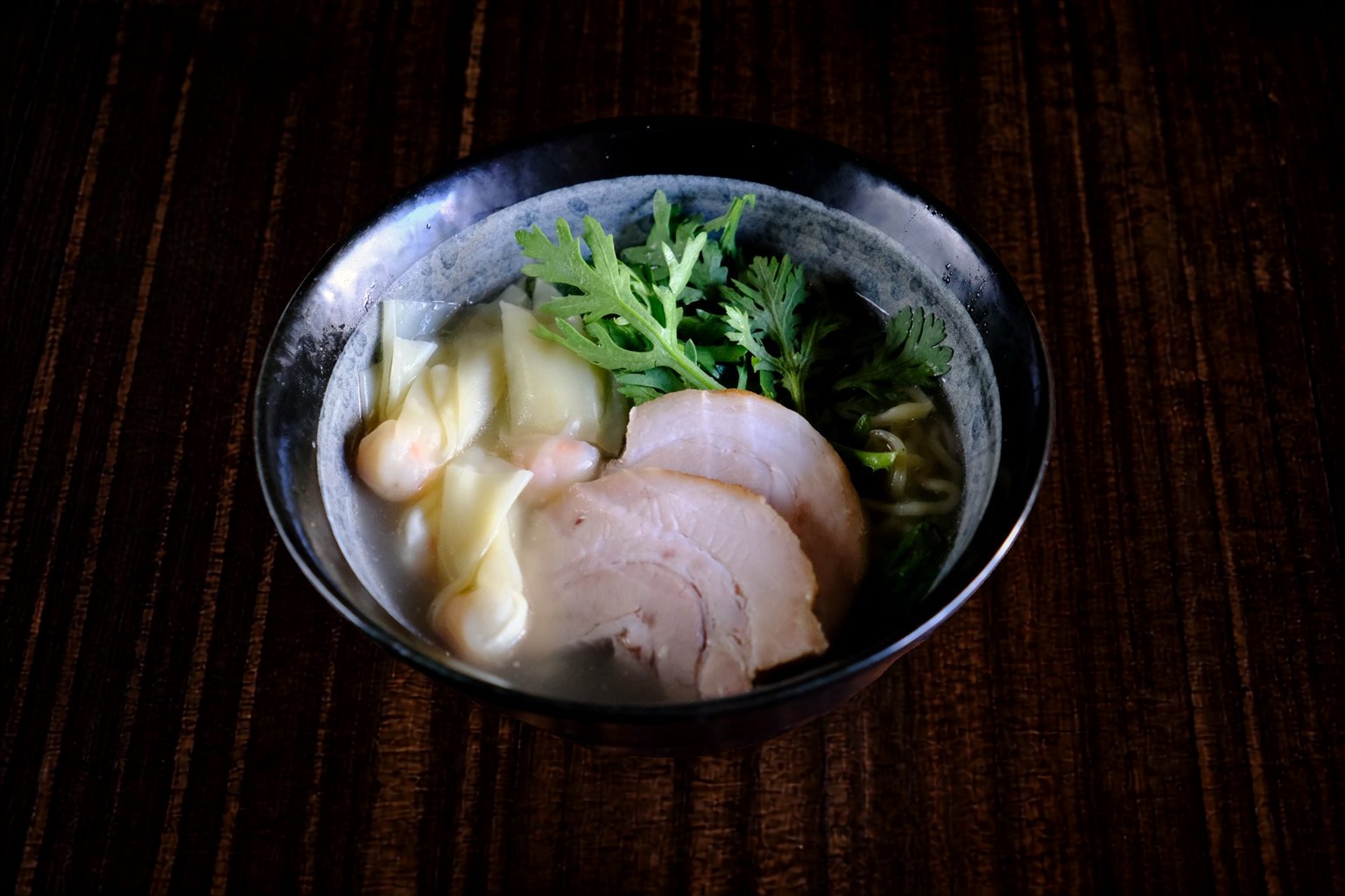 鮮蝦餛飩鹽味拉麵 — 鮮蝦餛飩與叉燒搭配，口感層次豐富。