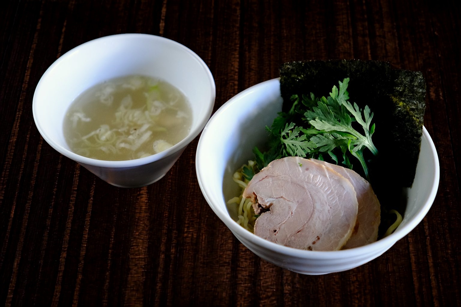 本丸鹽味沾麵 — 將麵條沾上鹽味湯汁，細品麵香與清鮮餘韻。