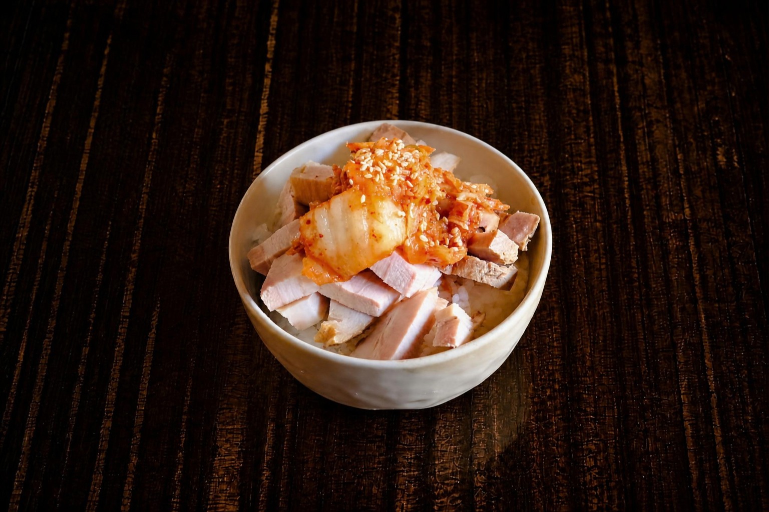 叉燒泡菜蓋飯 — 米飯鋪上叉燒與泡菜，份量十足的小蓋飯。