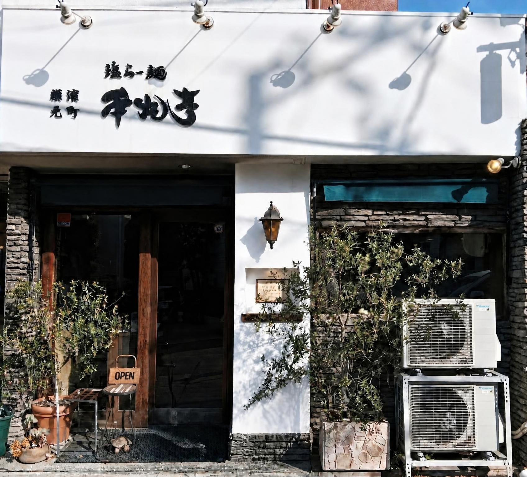 横浜元町で塩らー麺を提供する本丸亭の店舗外観