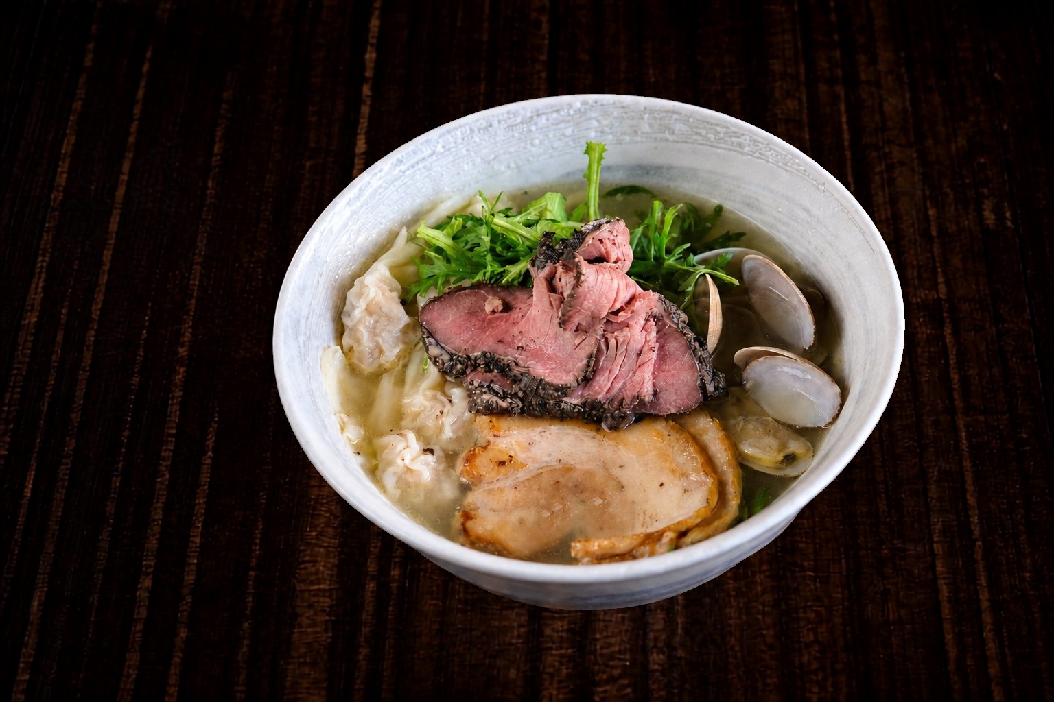 女性や家族連れにも人気の本丸山海スペシャル塩らー麺